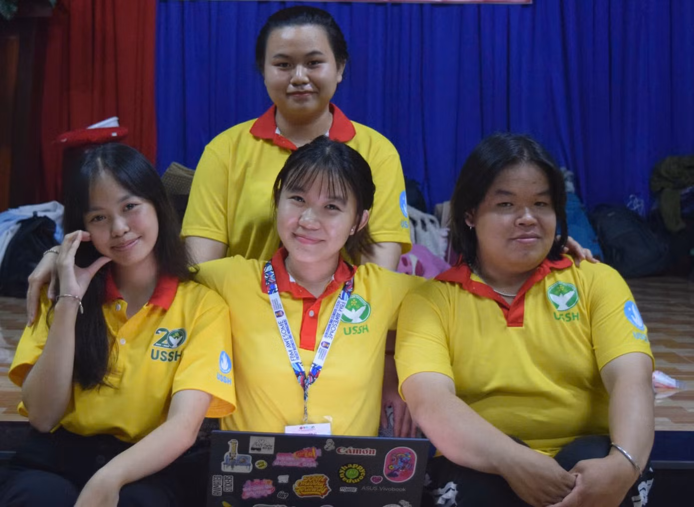 Gia Băng (giữa, hàng ngồi) luôn trăn trở cho các hoạt động tình nguyện.