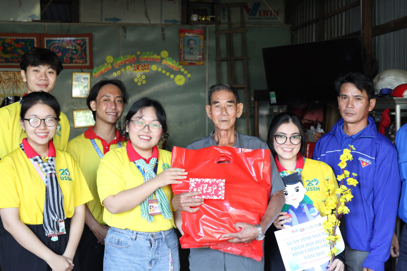 Các bạn sinh viên tình nguyện của đội hình trao quà cho các cụ. (Ảnh: Nhật Nguyên) Các bạn sinh viên tình nguyện của đội hình trao quà cho các cụ. (Ảnh: Nhật Nguyên)
