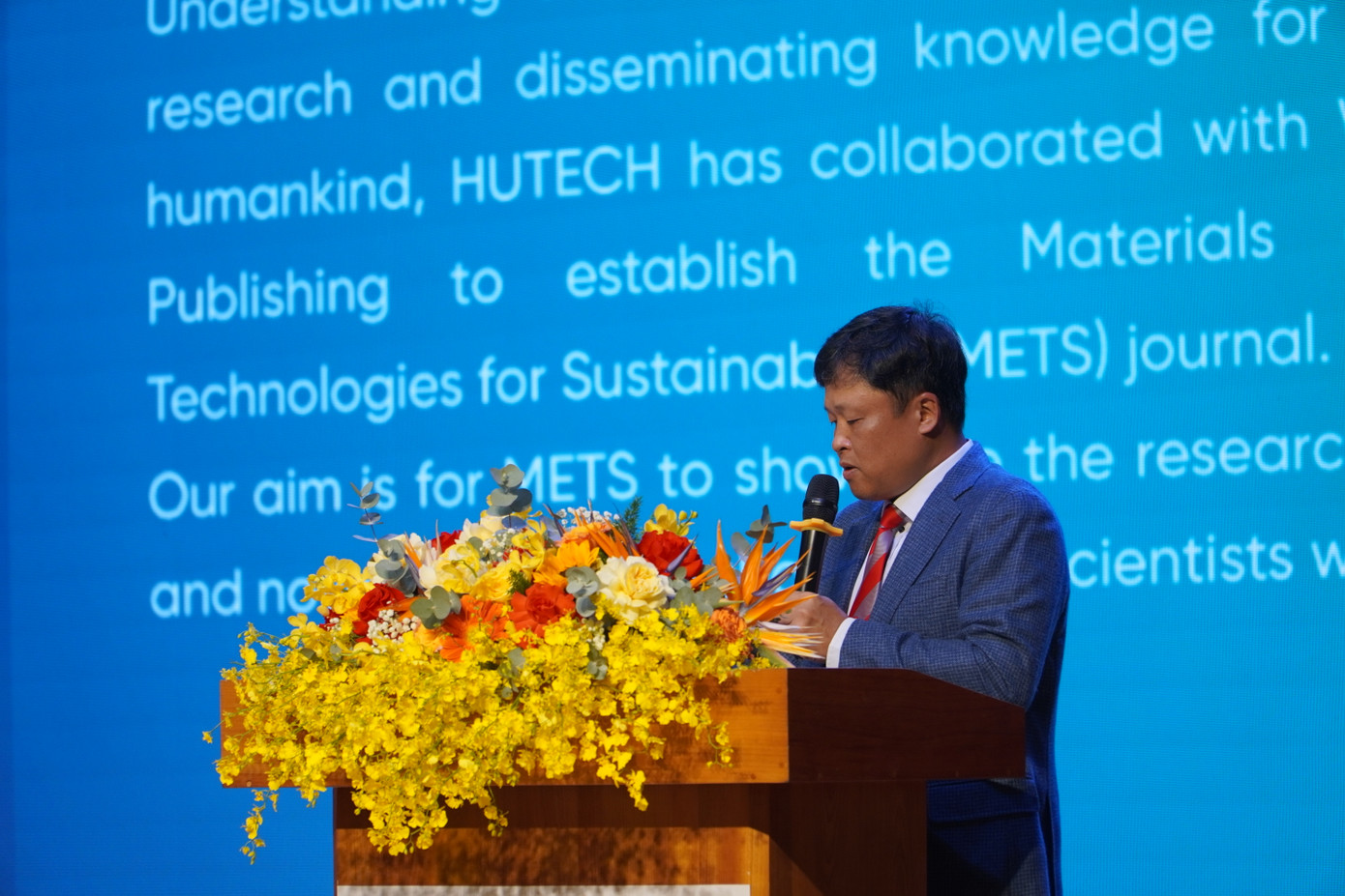 Các nhà khoa học chia sẻ các chuyên đề tại Hội nghị. Các nhà khoa học chia sẻ các chuyên đề tại Hội nghị.