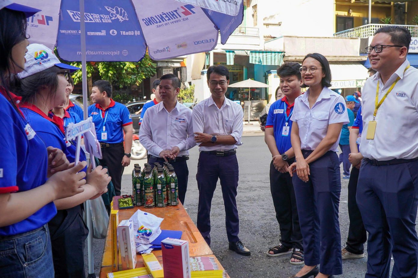 Chị Trần Thu Hà và các đại biểu giao lưu với các tình nguyện viên tại điểm trường THPT Lương Thế Vinh (Q. 1, TP. HCM). Chị Trần Thu Hà và các đại biểu giao lưu với các tình nguyện viên tại điểm trường THPT Lương Thế Vinh (Q. 1, TP. HCM).