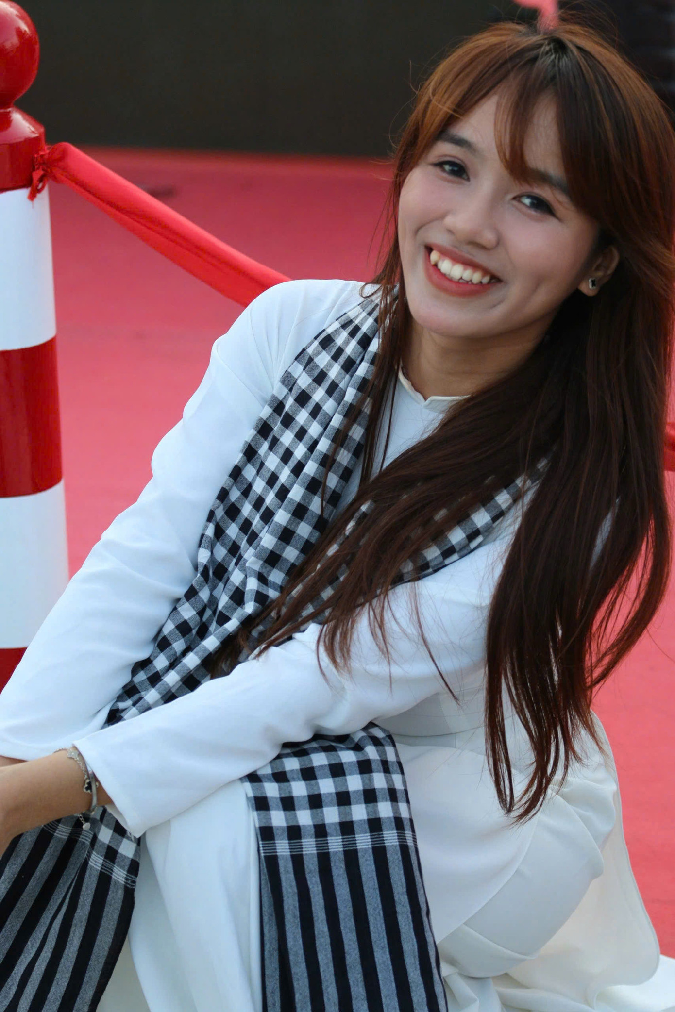 Bạn trẻ trong trang phục áo dài và khăn rằn, hòa cùng không khí rộn ràng chuẩn bị cho Lễ 30/4. Bạn trẻ trong trang phục áo dài và khăn rằn, hòa cùng không khí rộn ràng chuẩn bị cho Lễ 30/4.