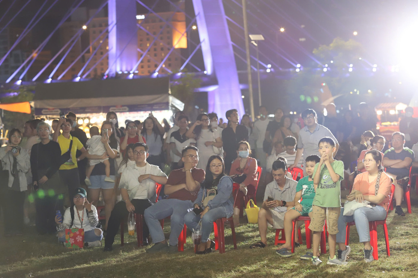 Rất đông khán giả cùng thưởng thức chương trình âm nhạc “Gong night”. Rất đông khán giả cùng thưởng thức chương trình âm nhạc “Gong night”.