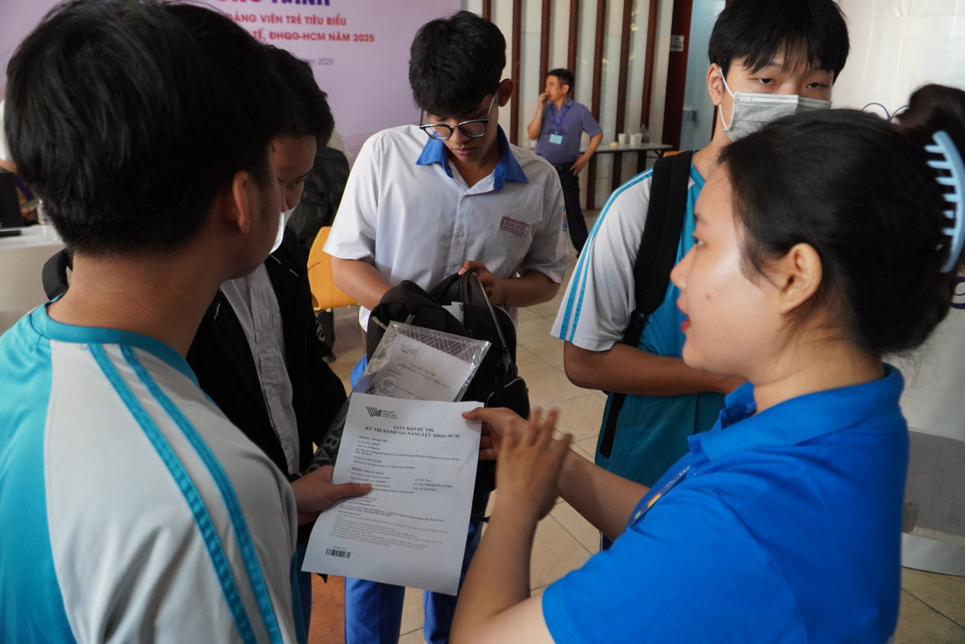 Các bạn tình nguyện viên hỗ trợ tại điểm thi trường ĐH Quốc tế (ĐHQG TP. HCM). Các bạn tình nguyện viên hỗ trợ tại điểm thi trường ĐH Quốc tế (ĐHQG TP. HCM).