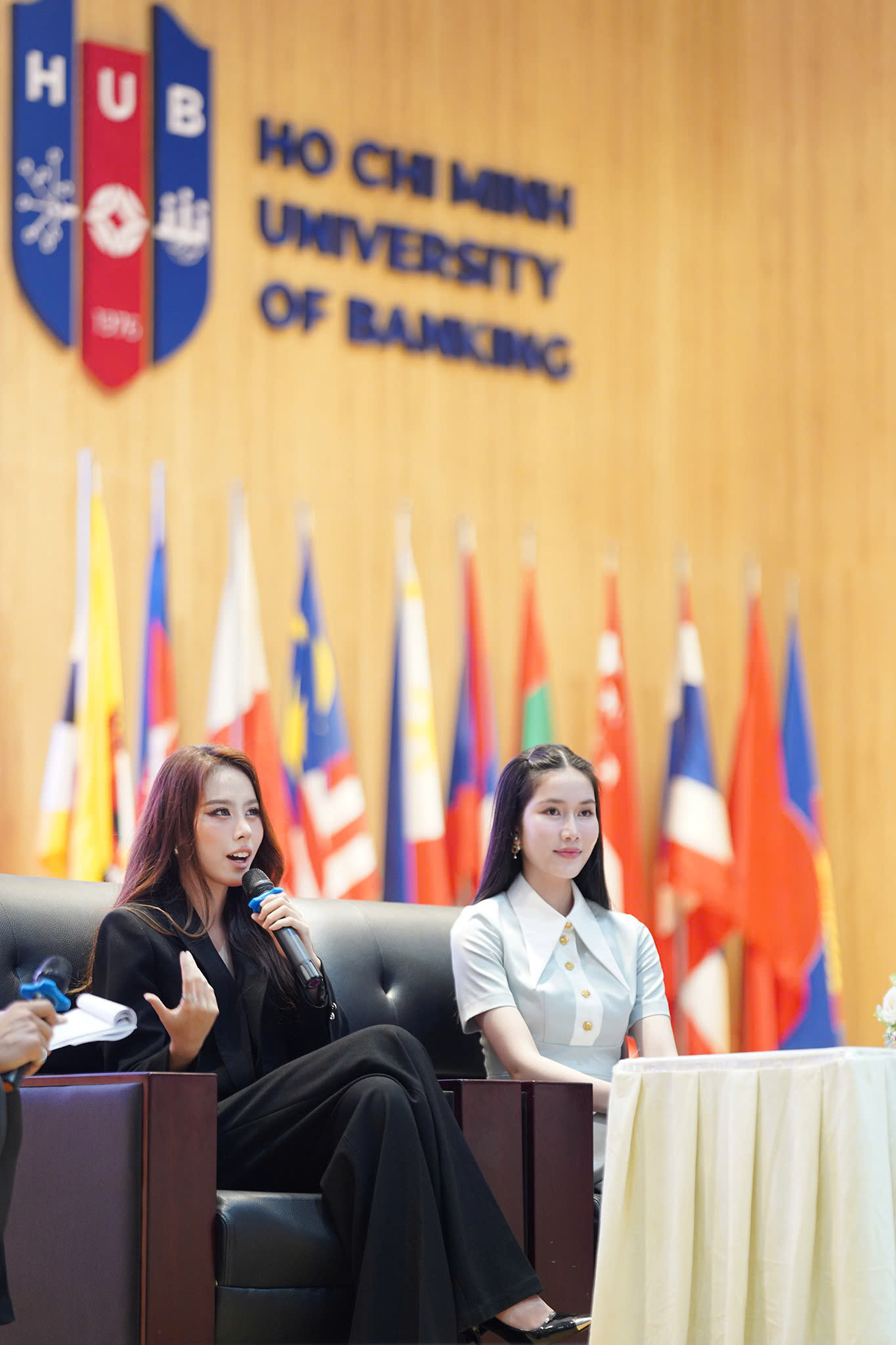 Á hậu Ngọc Hằng chia sẻ cùng các bạn sinh viên trường ĐH Ngân hàng TP. HCM tại chương trình.