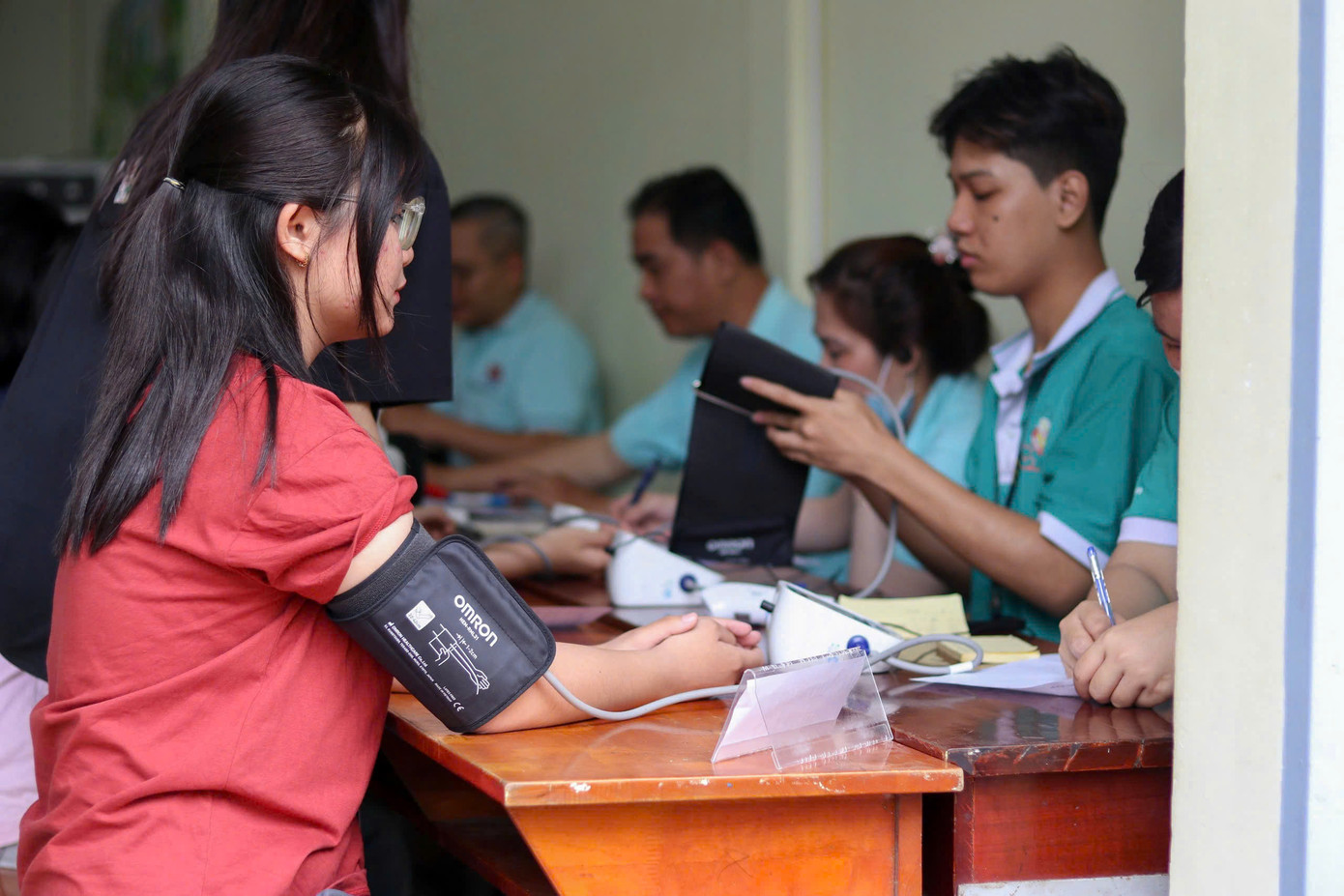 Tình nguyện viên được kiểm tra, tư vấn sức khỏe khi hiến máu. Tình nguyện viên được kiểm tra, tư vấn sức khỏe khi hiến máu.