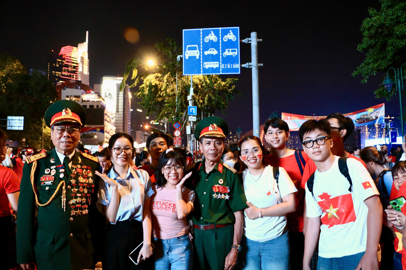 Các bạn trẻ tranh thủ chụp hình với các cựu chiến binh. Các bạn trẻ tranh thủ chụp hình với các cựu chiến binh.