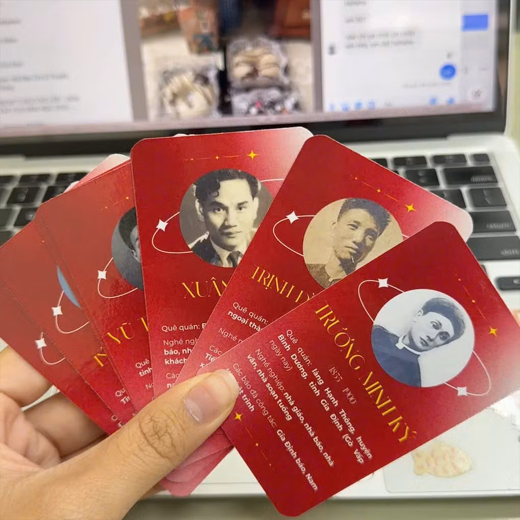 Những tấm card về các nhà báo được đặt tên đường tại TP. HCM do nhóm "Cà chua bi" thực hiện.
