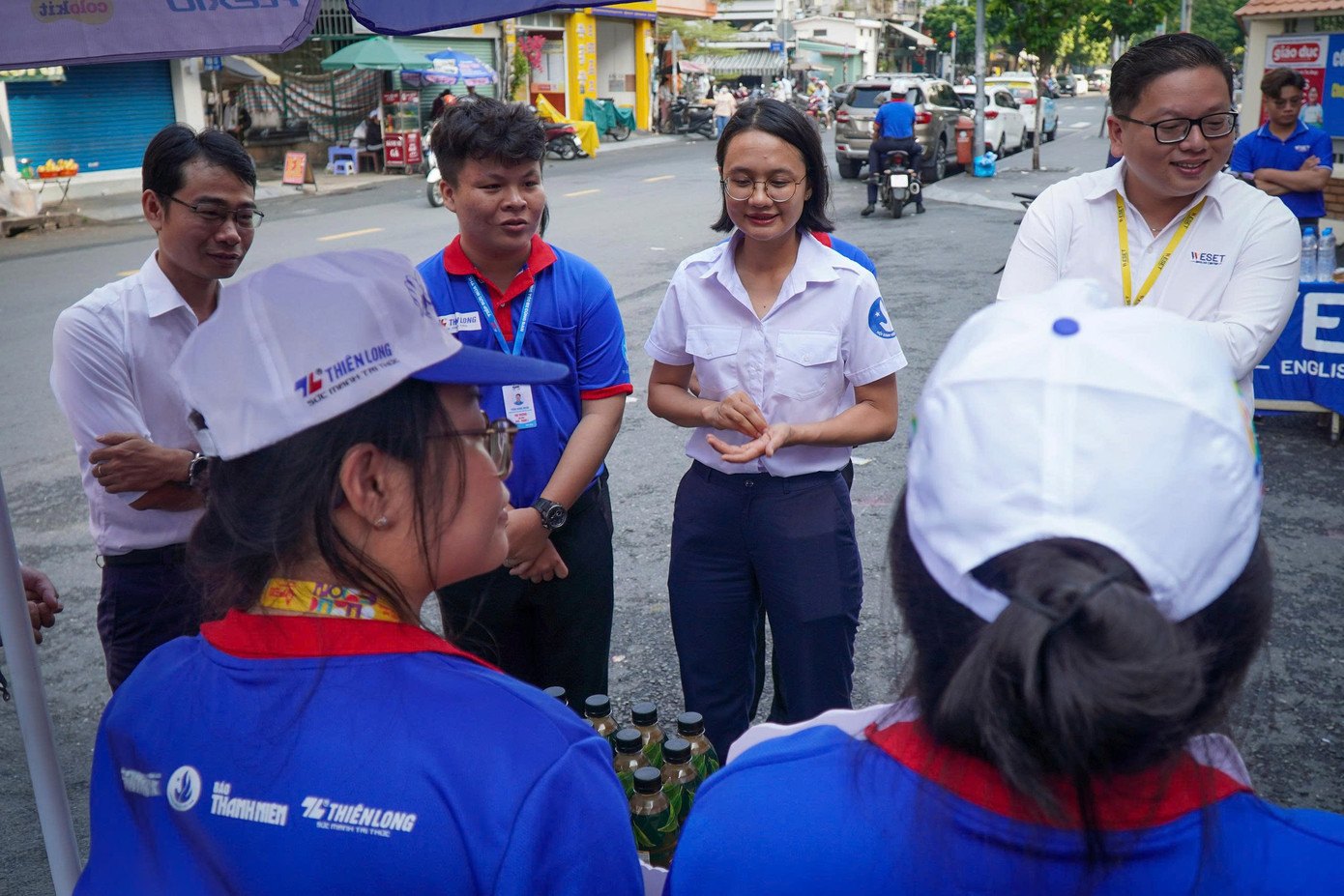 Chị Trần Thu Hà (ở giữa) và đoàn công tác đang trò chuyện với các bạn sinh viên tình nguyện. Chị Trần Thu Hà (ở giữa) và đoàn công tác đang trò chuyện với các bạn sinh viên tình nguyện.