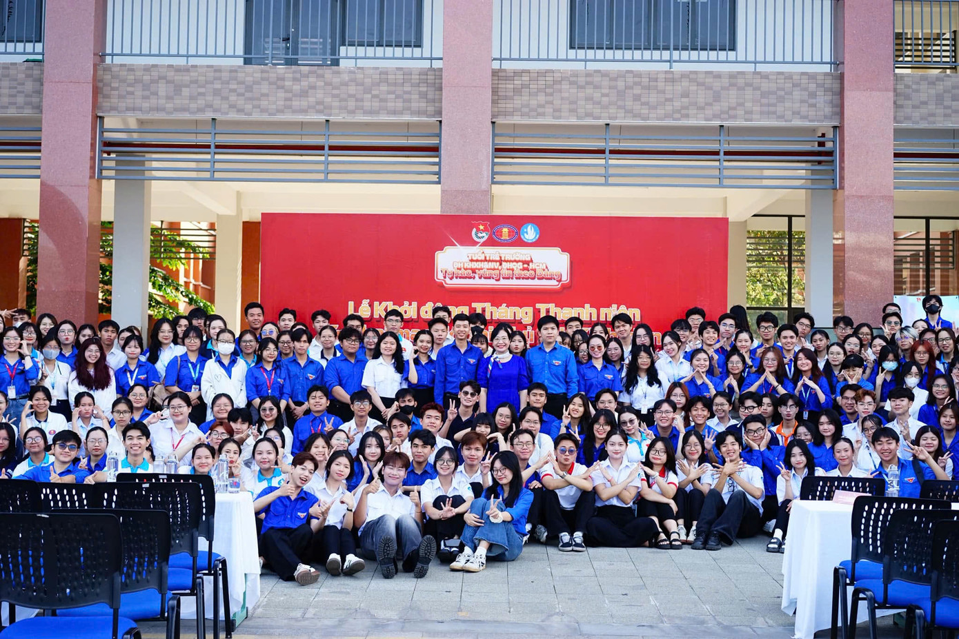 Lễ khởi động Tháng Thanh niên với sự tham dự của lãnh đạo nhà trường. (Ảnh: Sức trẻ Nhân Văn)