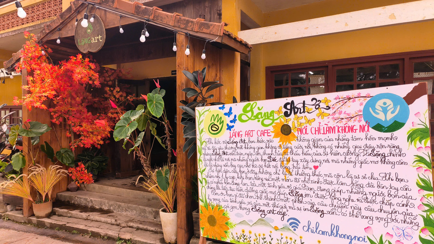 Khi mới bước chân vào quán, bạn trẻ sẽ ấn tượng bởi tấm bảng viết tay. Khi mới bước chân vào quán, bạn trẻ sẽ ấn tượng bởi tấm bảng viết tay.