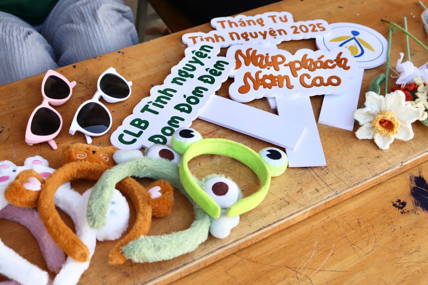 Phụ kiện được chuẩn bị cho gian hàng chụp ảnh là nón, băng đô, kính mắt... với đa dạng mẫu mã. Phụ kiện được chuẩn bị cho gian hàng chụp ảnh là nón, băng đô, kính mắt... với đa dạng mẫu mã.