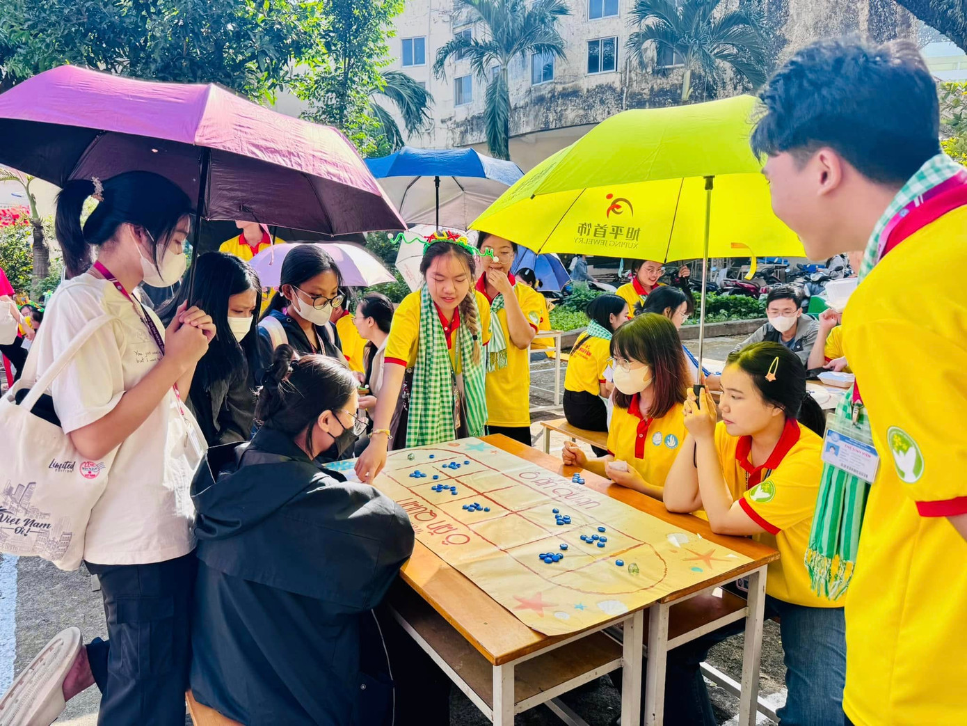 Sinh viên trường ĐH Y Dược TP. HCM tham gia hoạt động 'Xuân Tình nguyện'. Sinh viên trường ĐH Y Dược TP. HCM tham gia hoạt động 'Xuân Tình nguyện'.