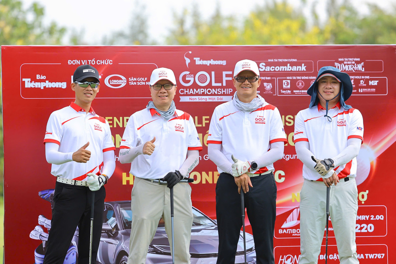Các golfer hào hứng tham gia giải đấu.