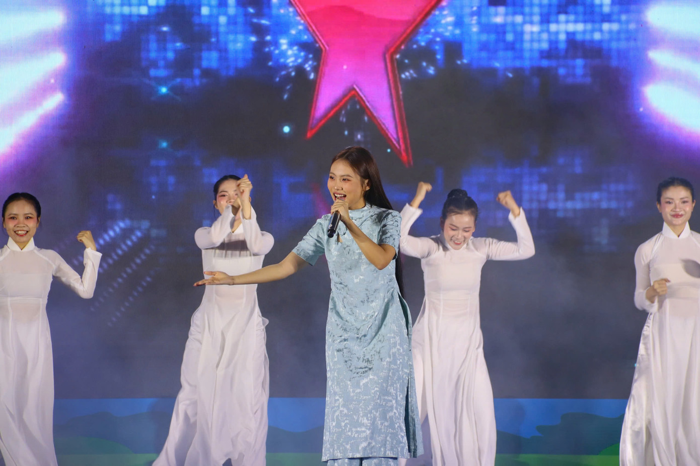 Ca sĩ Phương Mỹ Chi, Ca sĩ Nam Cường... và nhiều nghệ sĩ trẻ góp vui văn nghệ tại buổi Lễ ra quân. Ca sĩ Phương Mỹ Chi, Ca sĩ Nam Cường... và nhiều nghệ sĩ trẻ góp vui văn nghệ tại buổi Lễ ra quân.