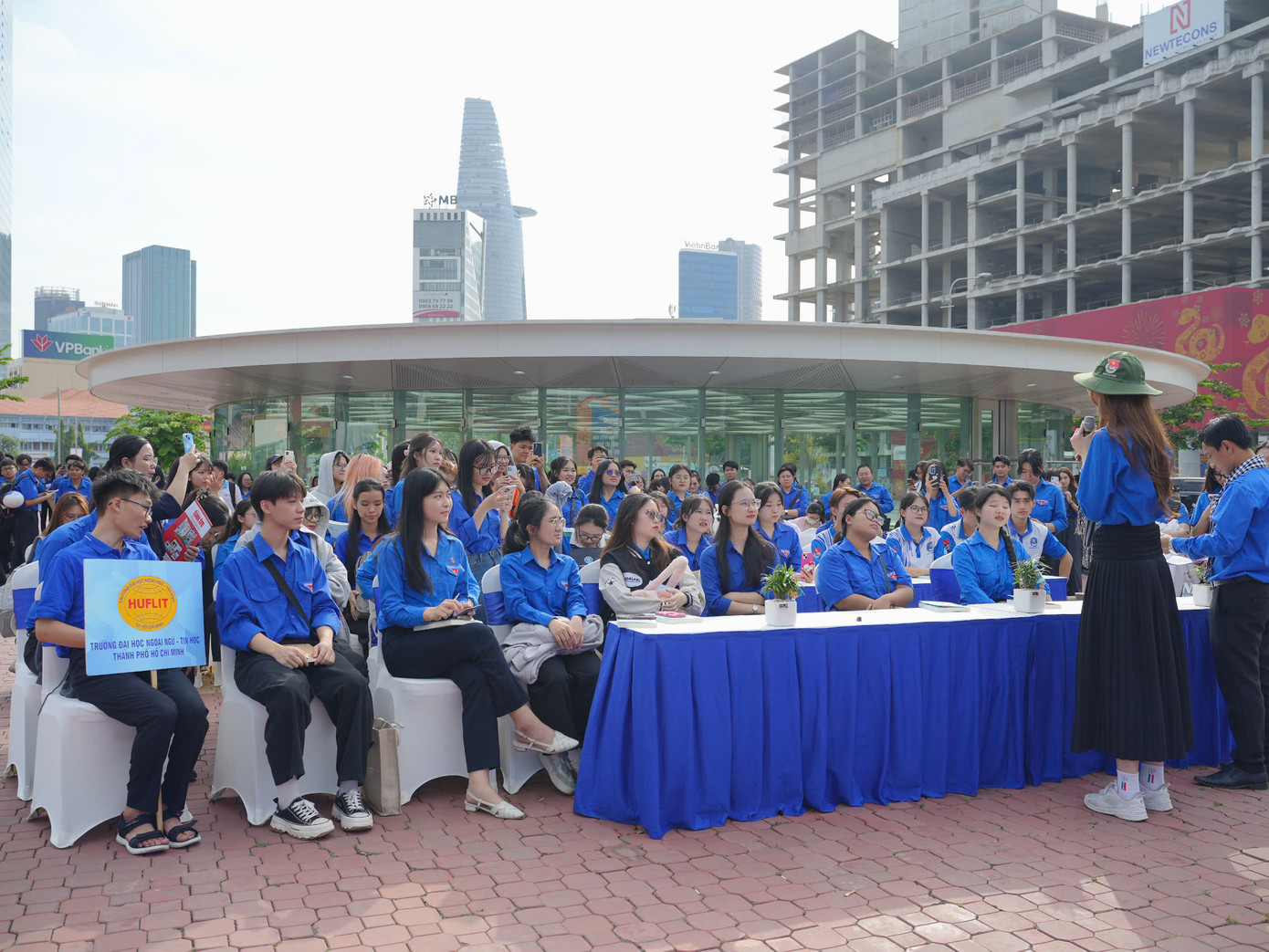 Rất đông các bạn đoàn viên, sinh viên tham gia hoạt động. Rất đông các bạn đoàn viên, sinh viên tham gia hoạt động.