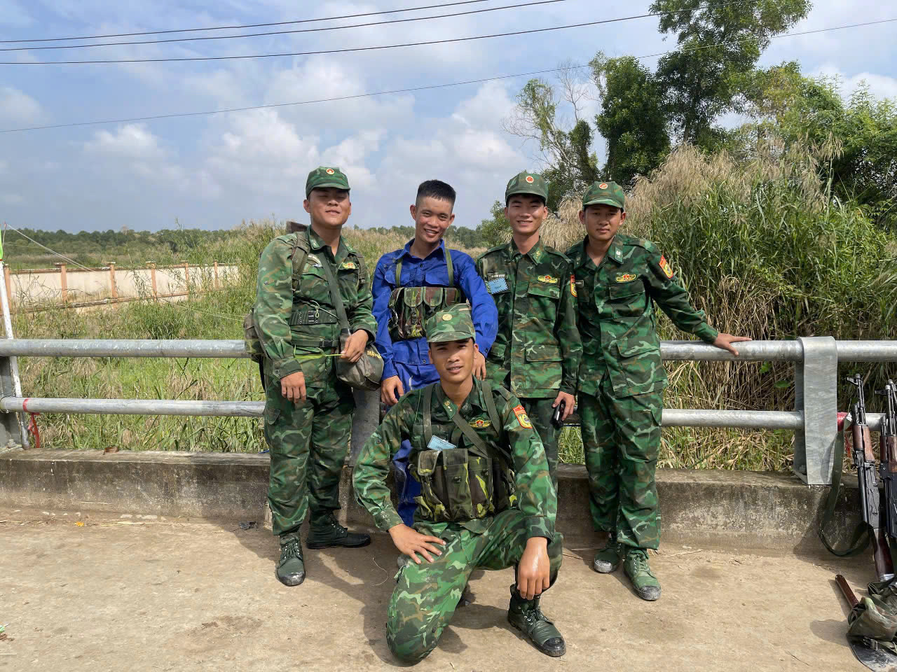 Khánh Duy cùng đồng đội khi còn đi nghĩa vụ quân sự. Khánh Duy từng tham gia cứu hộ trong một cơn bão ở Cà Mau năm 2023, giúp đỡ 15 người gặp nạn.