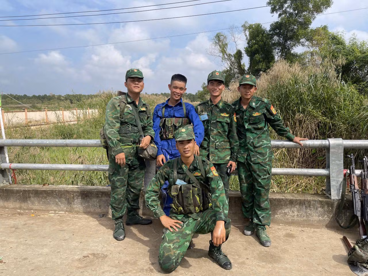 Khánh Duy cùng đồng đội khi còn đi nghĩa vụ quân sự. Khánh Duy từng tham gia cứu hộ trong một cơn bão ở Cà Mau năm 2023, giúp đỡ 15 người gặp nạn.