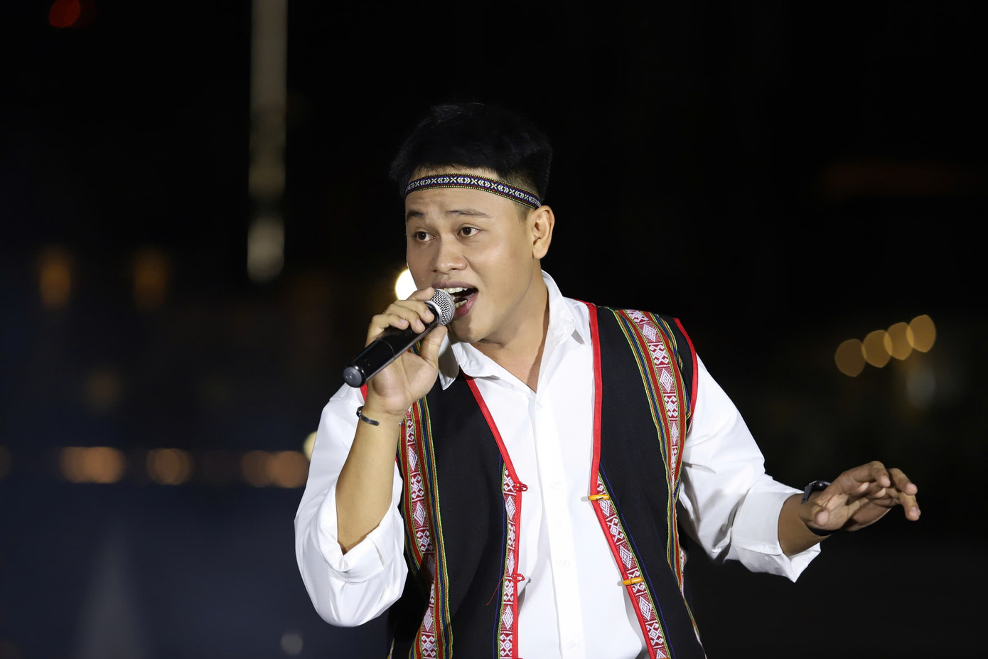 Danh Gold Star hát tại chương trình. Danh Gold Star hát tại chương trình.