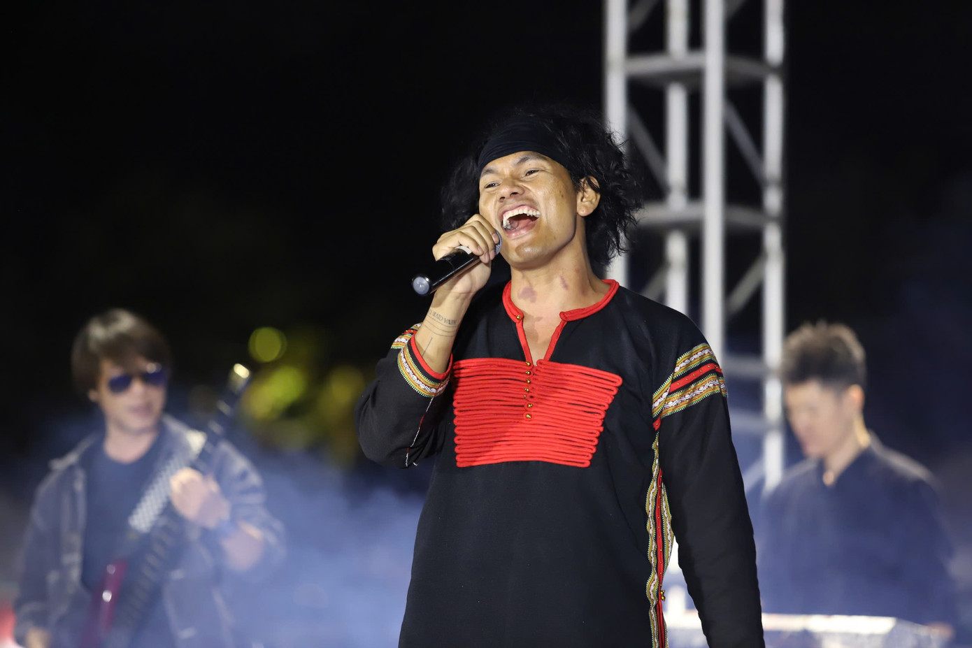 Ca sĩ Y Kroc hát tại chương trình. Ca sĩ Y Kroc hát tại chương trình.