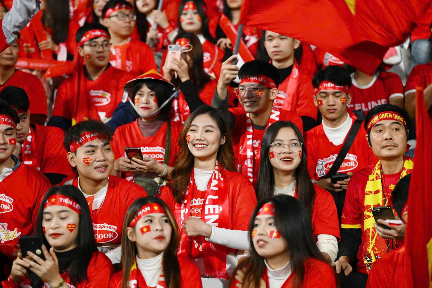 Các cổ động viên Việt Nam luôn cuồng nhiệt ủng hộ Đội tuyển bóng đá nam Việt Nam hết mình. Các cổ động viên Việt Nam luôn cuồng nhiệt ủng hộ Đội tuyển bóng đá nam Việt Nam hết mình.
