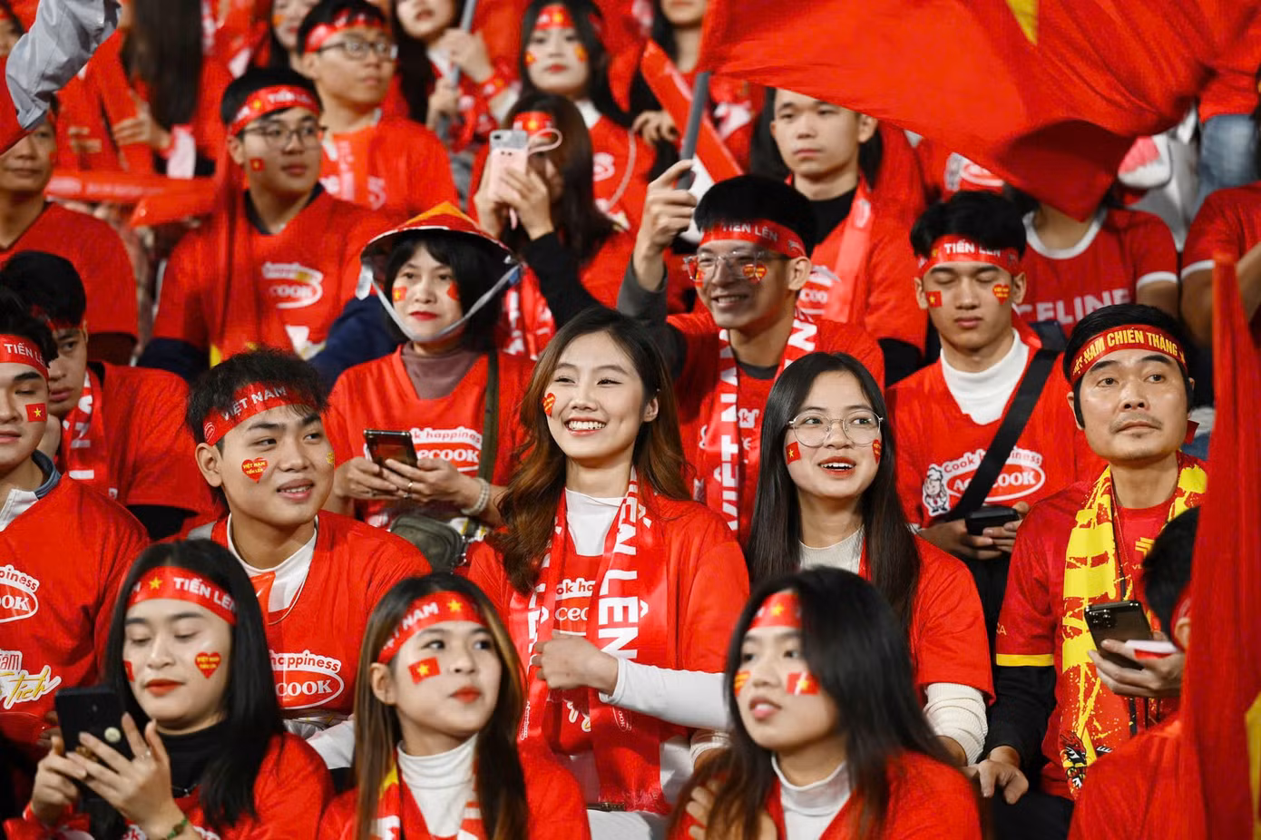 Các cổ động viên Việt Nam luôn cuồng nhiệt ủng hộ Đội tuyển bóng đá nam Việt Nam hết mình.