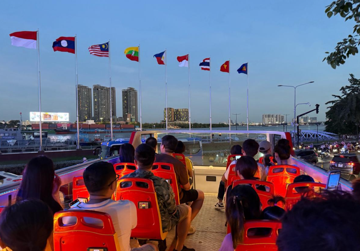 Các bạn trẻ thích thú khi được trải nghiệm tour ngắm thành phố bằng buýt 2 tầng. Các bạn trẻ thích thú khi được trải nghiệm tour ngắm thành phố bằng buýt 2 tầng.