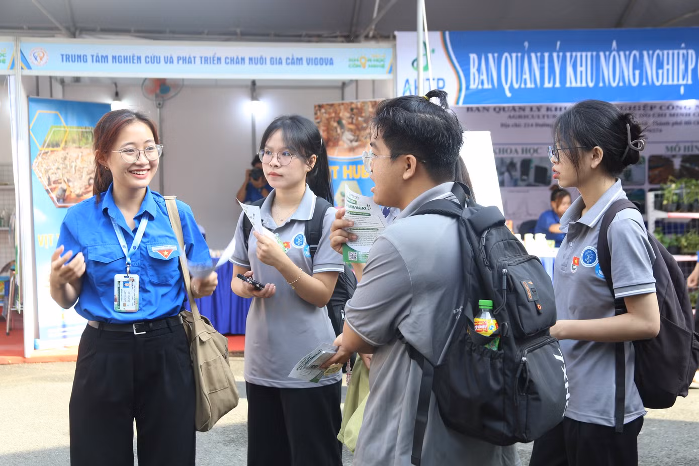 Các bạn sinh viên hào hứng tham quan các gian hàng triển lãm tại Liên hoan.