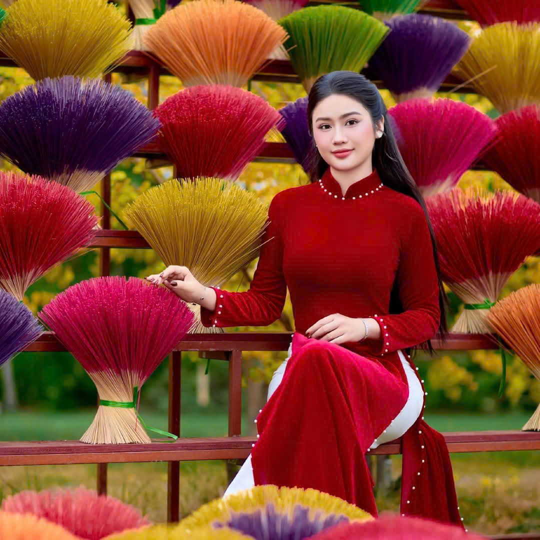 Ngoài trang phục và phụ kiện, một số quán khác như Kiên Cafe (Q. Gò Vấp) còn cung cấp gói trang điểm và chụp ảnh cho những bạn trẻ mong muốn có bộ hình chuyên nghiệp.