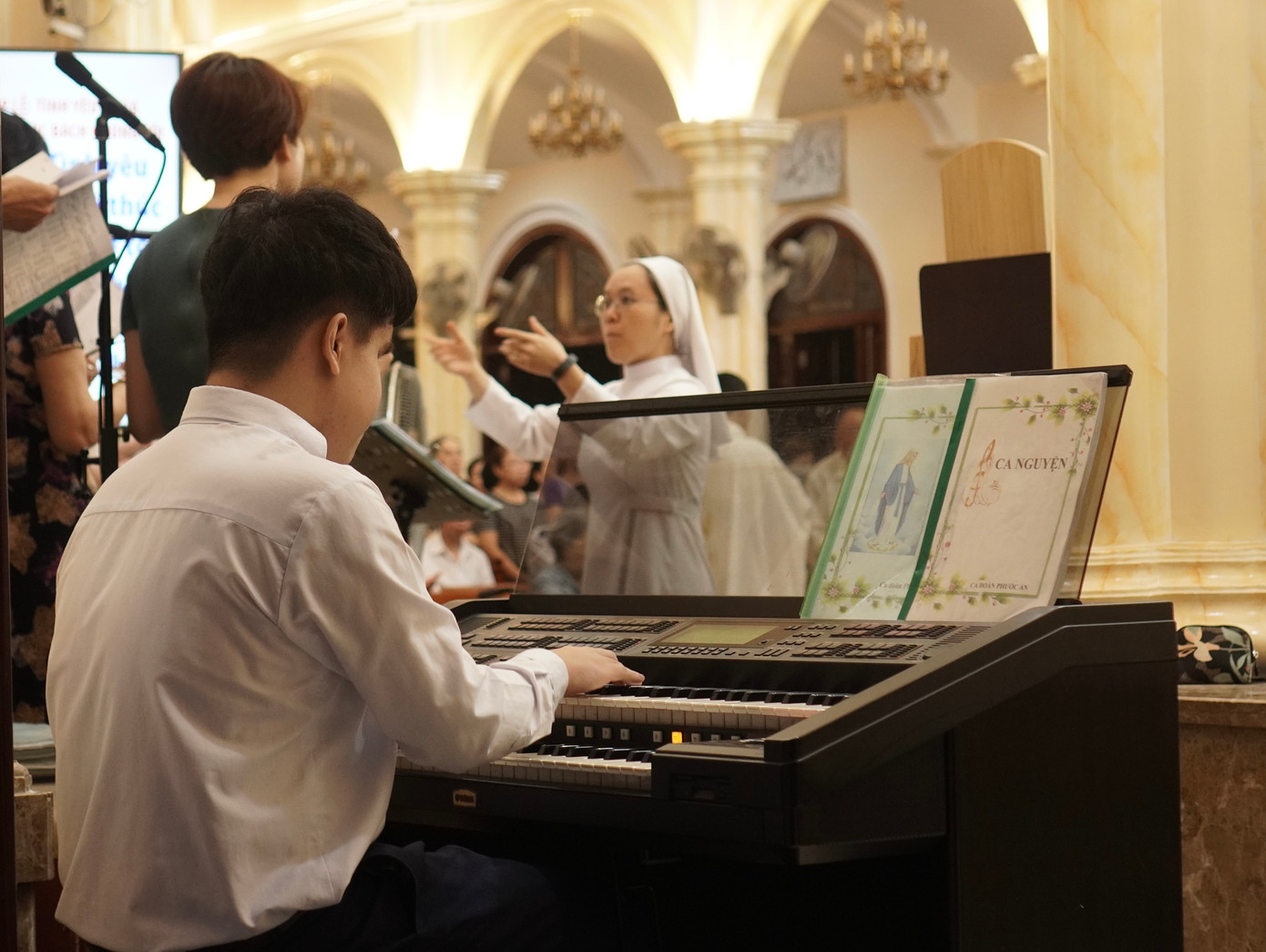 Đều đặn 5 giờ sáng mỗi ngày, San chơi đàn trong thánh lễ tại giáo xứ Thị Nghè. Đều đặn 5 giờ sáng mỗi ngày, San chơi đàn trong thánh lễ tại giáo xứ Thị Nghè.