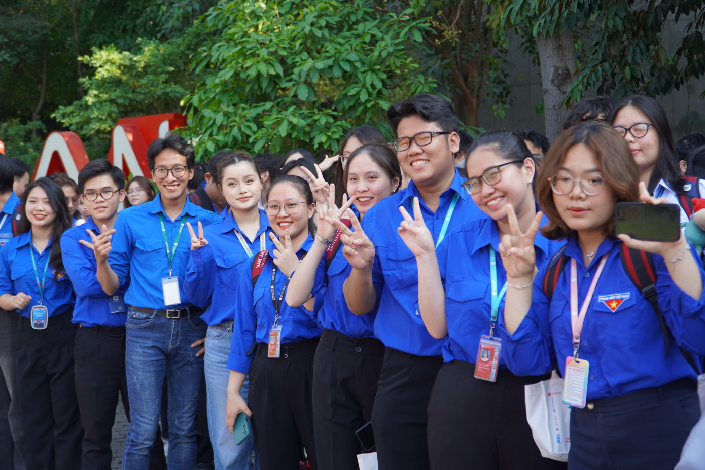 Chiều ngày 7/4, hàng trăm bạn sinh viên phấn khởi có mặt từ sớm để đợi thực hiện nghi Lễ dâng hương các vua Hùng.