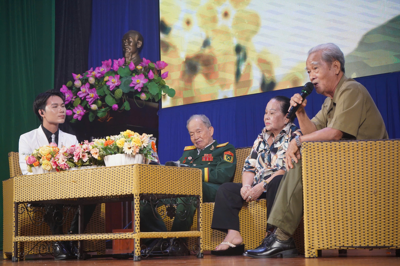 Ông Lâm Quốc Dũng kể chuyện làm giả “căn cước rồng xanh” để qua mặt quân địch. Ông Lâm Quốc Dũng kể chuyện làm giả “căn cước rồng xanh” để qua mặt quân địch.