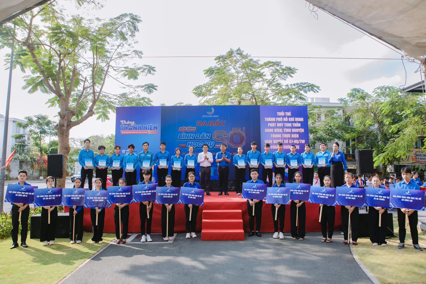 Ngày hội ra quân 16 đội hình “Bình dân học vụ số” với nhiệm vụ hướng dẫn kỹ năng số cho người dân.