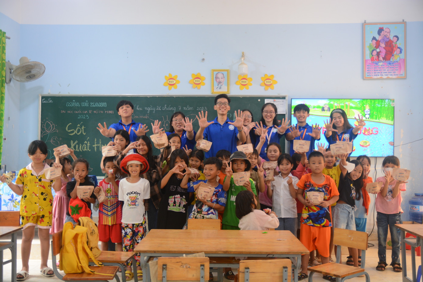 Cân bằng giữa việc học tập, nghiên cứu và các hoạt động cộng đồng giúp Quỳnh Giang trở thành 'Sinh viên 5 tốt' cấp ĐHQG TP. HCM suốt năm liền. (Ảnh: NVCC) Cân bằng giữa việc học tập, nghiên cứu và các hoạt động cộng đồng giúp Quỳnh Giang trở thành 'Sinh viên 5 tốt' cấp ĐHQG TP. HCM suốt năm liền. (Ảnh: NVCC)