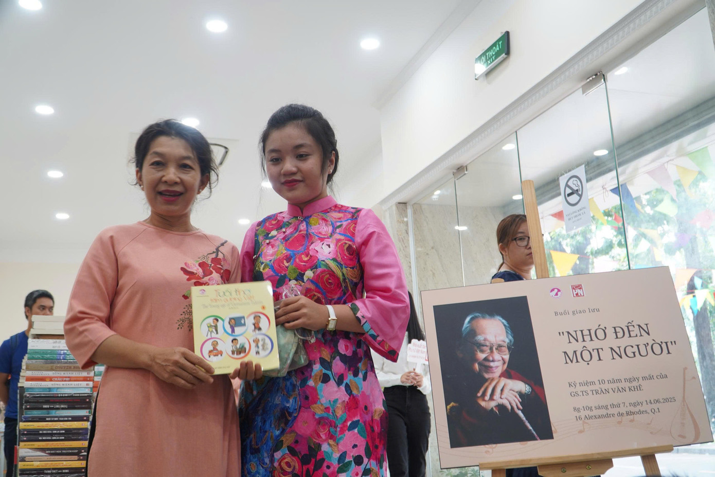 Tuệ Minh (bên phải) còn truyền cảm hứng cho các bạn trẻ thông qua các buổi workshop đọc sách.