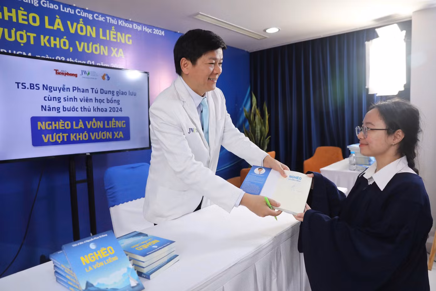 TS Tú Dung tặng sách cho các thủ khoa chương trình 'Nâng bước thủ khoa' 2024. (Ảnh: Duy Anh)