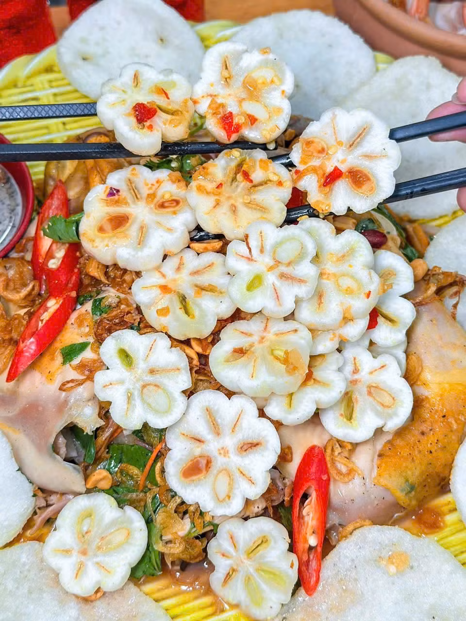 Không chỉ dừng lại ở các món nước giải khát, măng cụt còn được sáng tạo cùng món gỏi, khi vị ngọt thanh của măng cụt hòa quyện cùng các loại topping mặn, chua, cay tạo nên hương vị mới lạ.
