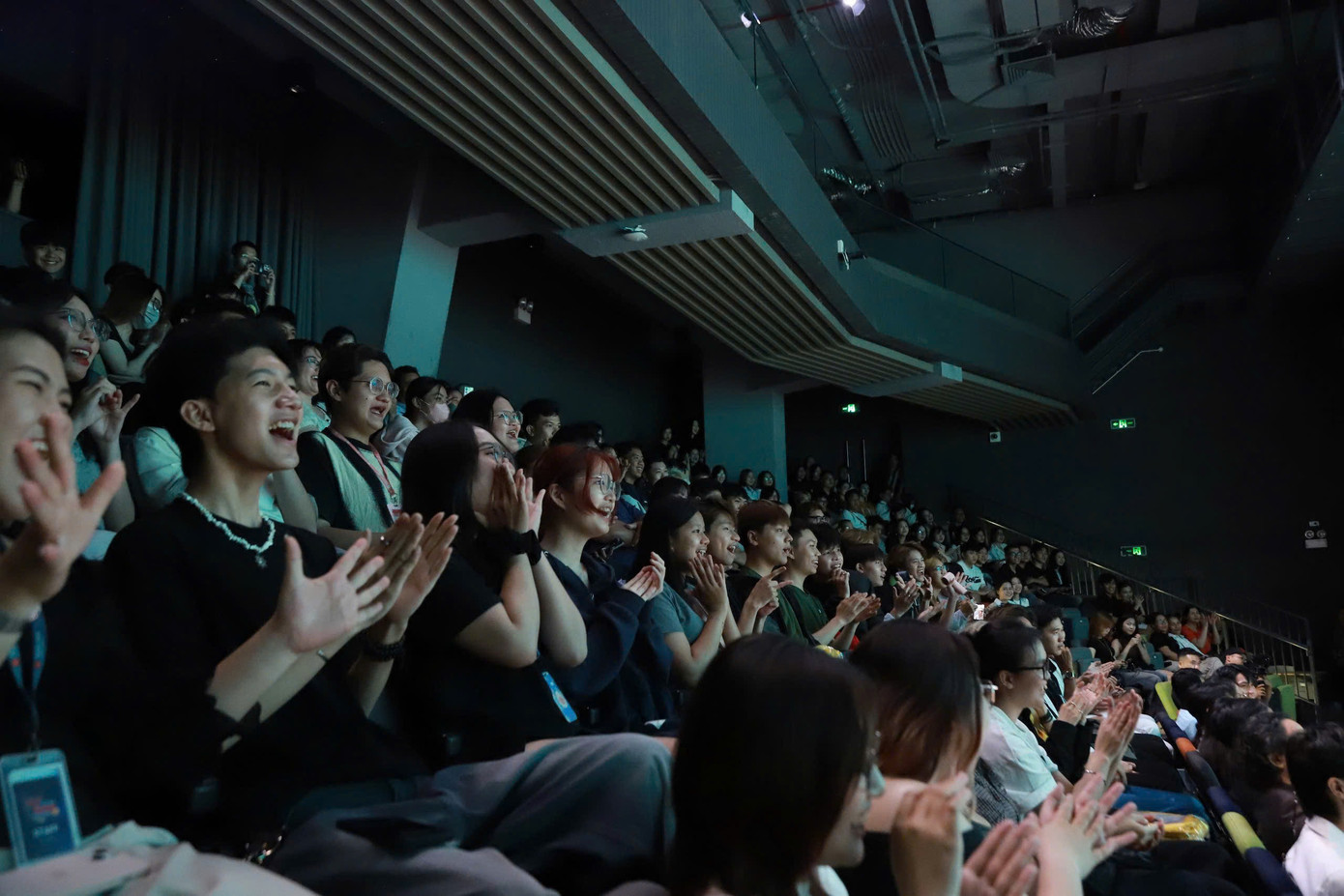 Khán giả trẻ hào hứng với vở nhạc kịch.