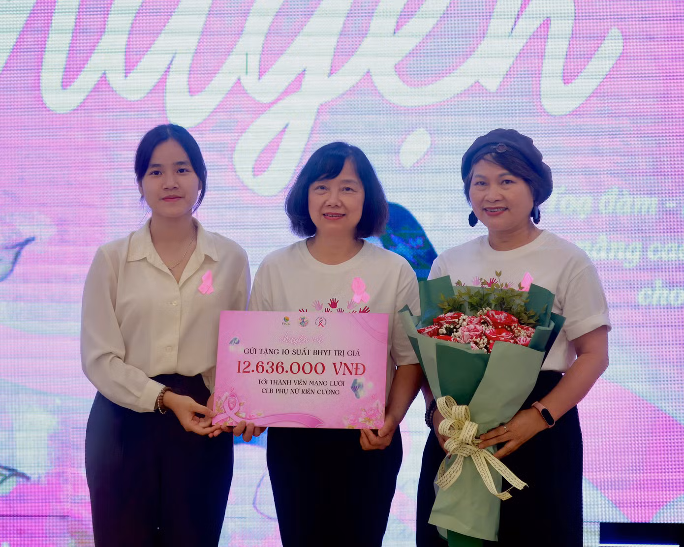 Ban Tổ chức trao tặng 10 suất bảo hiểm y tế gây quỹ được từ chương trình.
