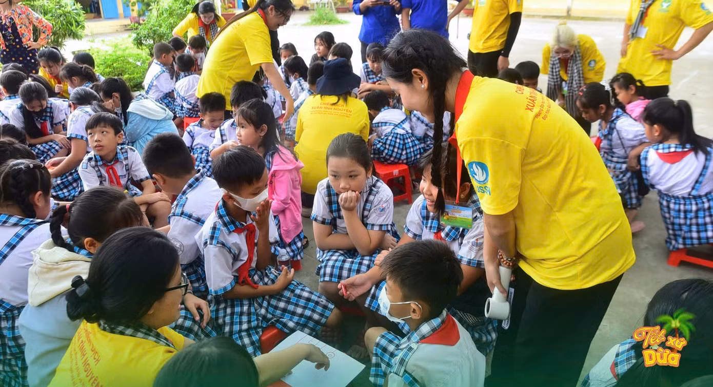 Sinh viên tham gia chương trình "Xuân Tình nguyện" tổ chức các hoạt động vui chơi cho các em thiếu nhi có hoàn cảnh khó khăn.