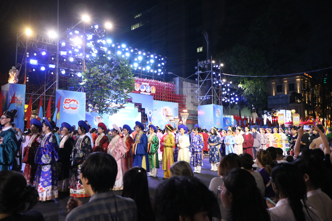 Nếu các hoạt động trong ngày 22 mang đến những trải nghiệm giao thoa văn hóa đầy ấn tượng, thì ngày 23 sẽ là một ngày hội truyền thống với hình thức quen thuộc với các khán giả đã tham dự 'Tóc xanh vạt áo' 4 mùa trước.