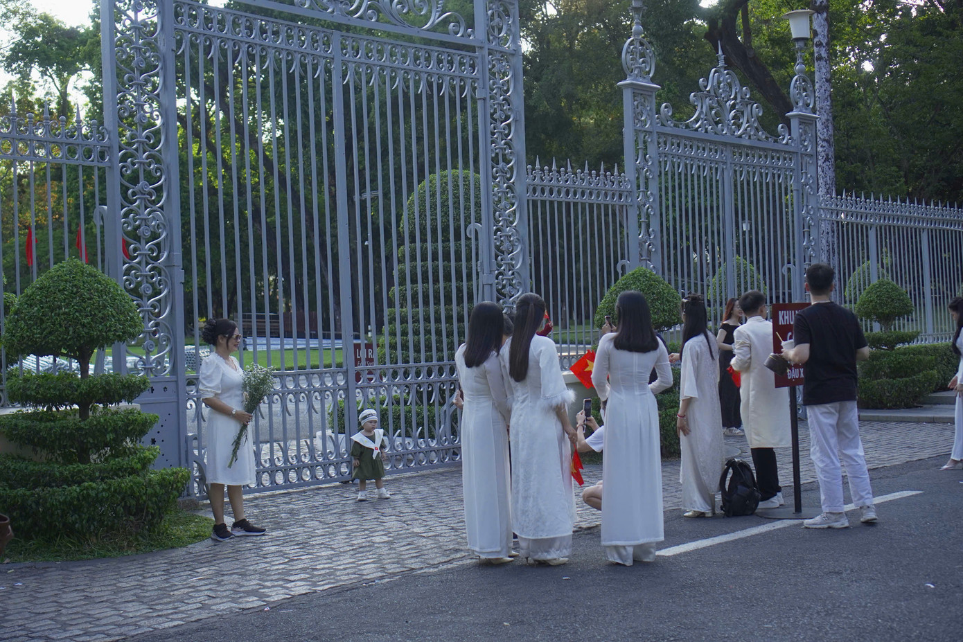 Dinh Độc Lập là địa điểm thu hút các bạn trẻ chụp ảnh trước dịp Lễ 30/4. Dinh Độc Lập là địa điểm thu hút các bạn trẻ chụp ảnh trước dịp Lễ 30/4.