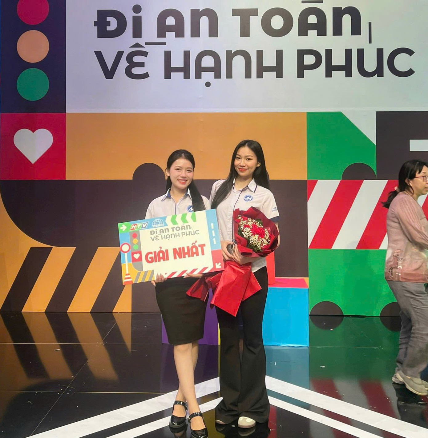 Huyền Cơ giành giải Nhất tại chương trình “Đi an toàn, về hạnh phúc”. Huyền Cơ giành giải Nhất tại chương trình “Đi an toàn, về hạnh phúc”.