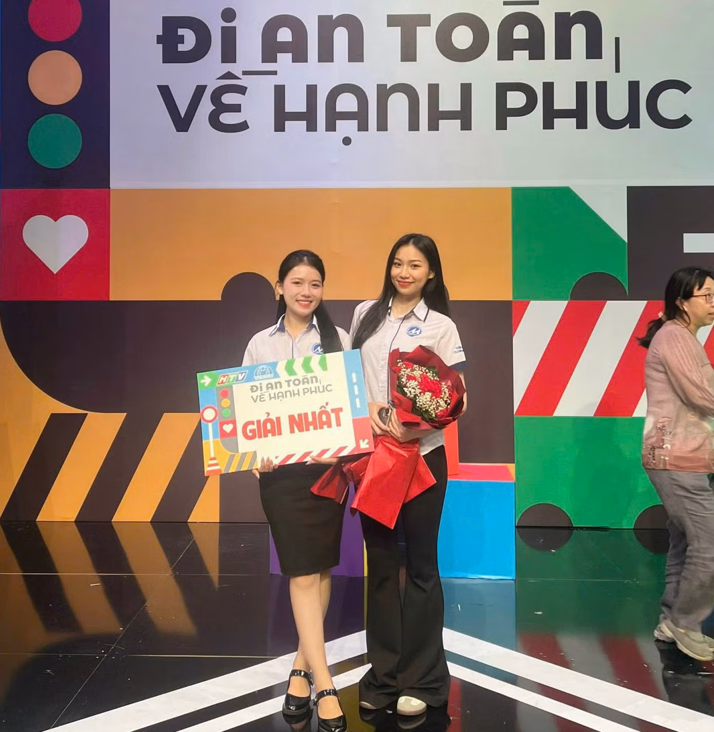 Huyền Cơ giành giải Nhất tại chương trình “Đi an toàn, về hạnh phúc”.