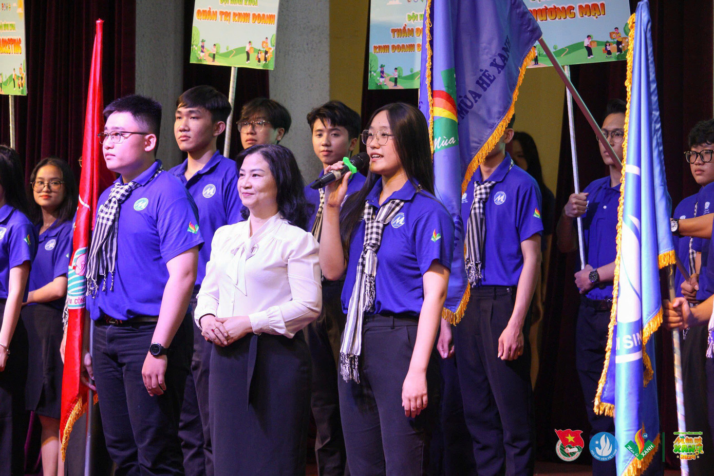 Thanh Tuyền tích cực tham gia hoạt động 'Mùa Hè Xanh' với vai trò Chỉ huy trưởng. Thanh Tuyền tích cực tham gia hoạt động 'Mùa Hè Xanh' với vai trò Chỉ huy trưởng.