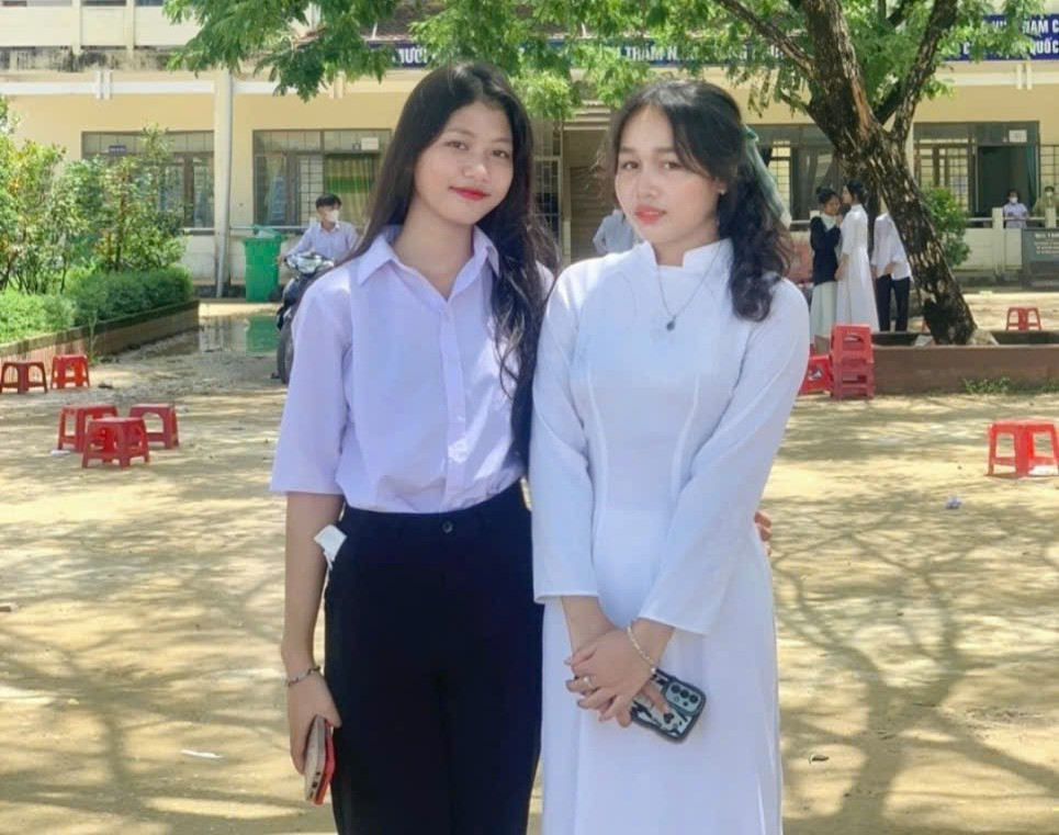 Đinh Thị Viên (trái) - thủ khoa đầu vào khoa Kinh tế, trường ĐH Phạm Văn Đồng. Đinh Thị Viên (trái) - thủ khoa đầu vào khoa Kinh tế, trường ĐH Phạm Văn Đồng.