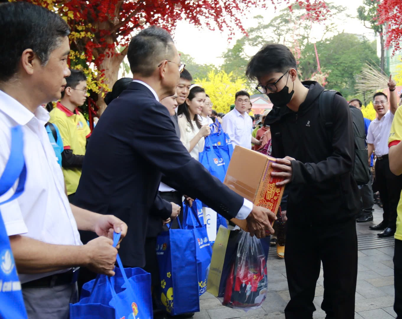 Sinh viên phấn khởi khi nhận quà Tết về quê.