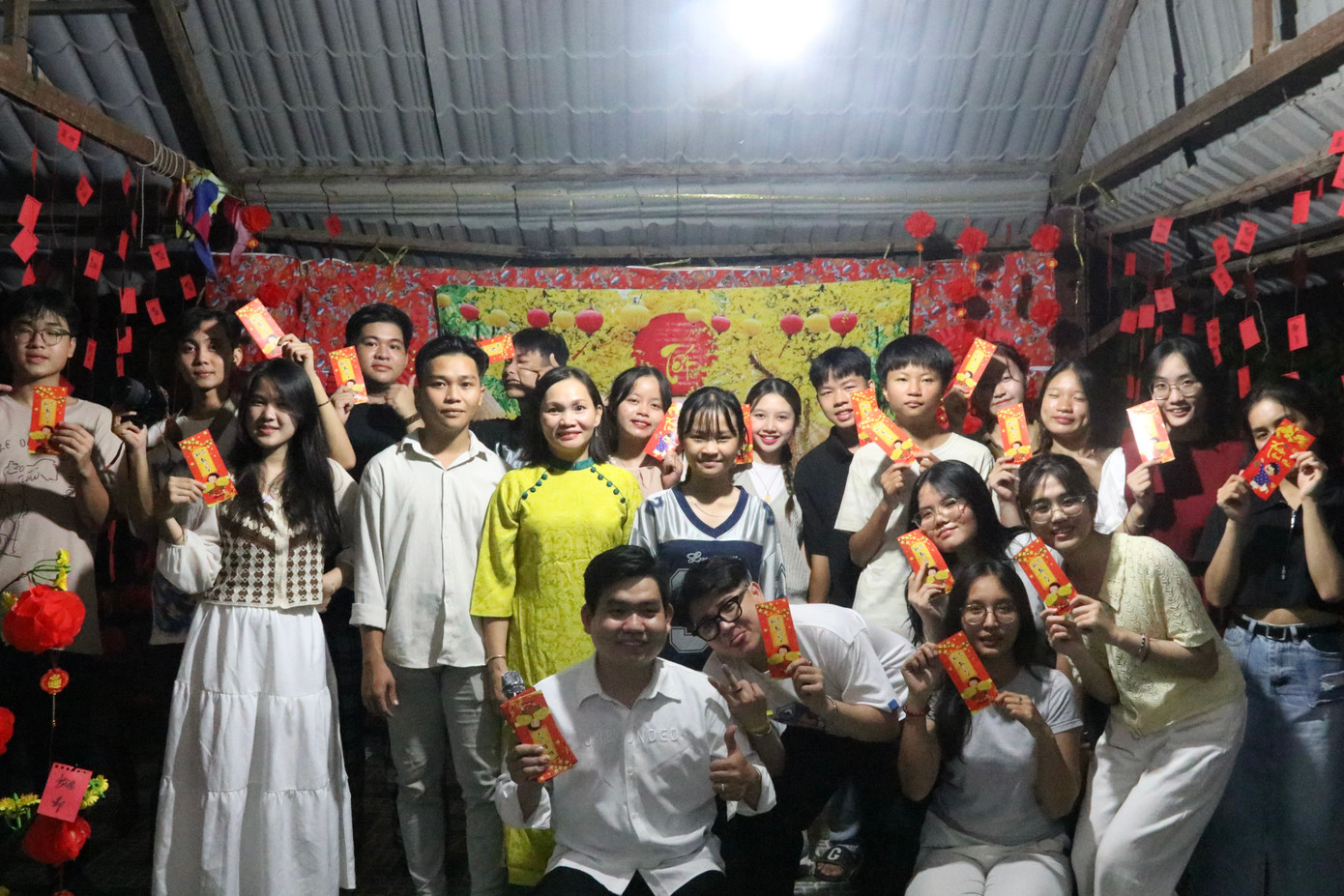 Khép lại chương trình “Xuân gắn kết 2025” tràn ngập niềm vui. Khép lại chương trình “Xuân gắn kết 2025” tràn ngập niềm vui.