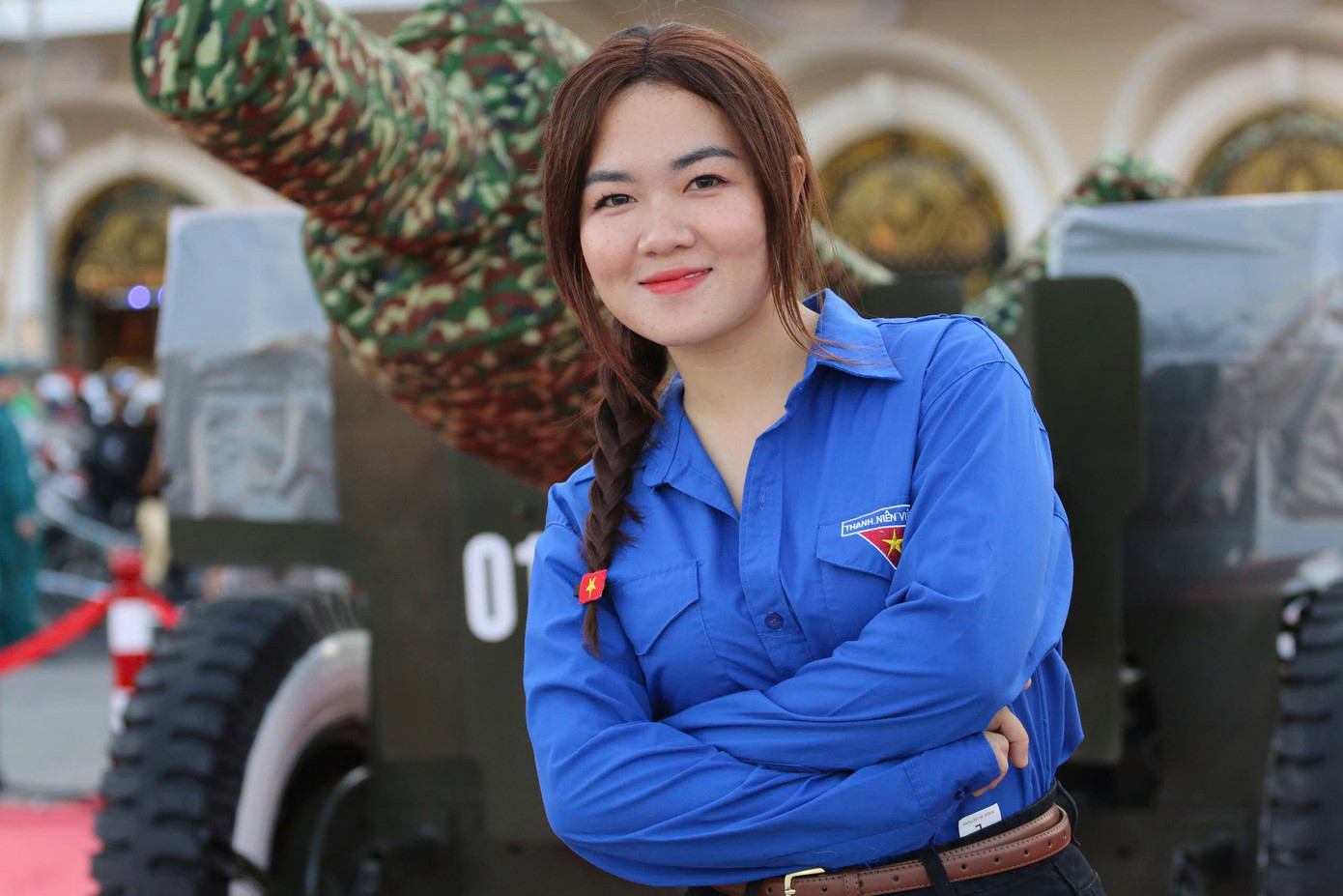 Một bạn trẻ chụp ảnh với pháo. (Ảnh: Mỹ Đình) Một bạn trẻ chụp ảnh với pháo. (Ảnh: Mỹ Đình)