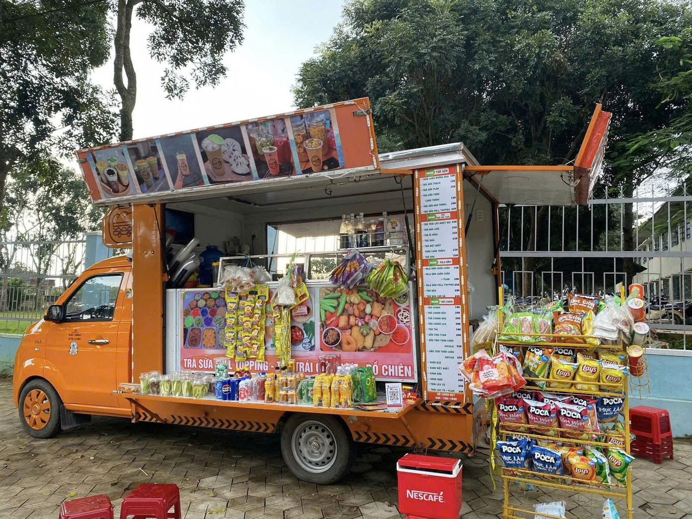 Ngày càng nhiều các mô hình kinh doanh cà phê lưu động do các bạn trẻ làm chủ. Ngày càng nhiều các mô hình kinh doanh cà phê lưu động do các bạn trẻ làm chủ.