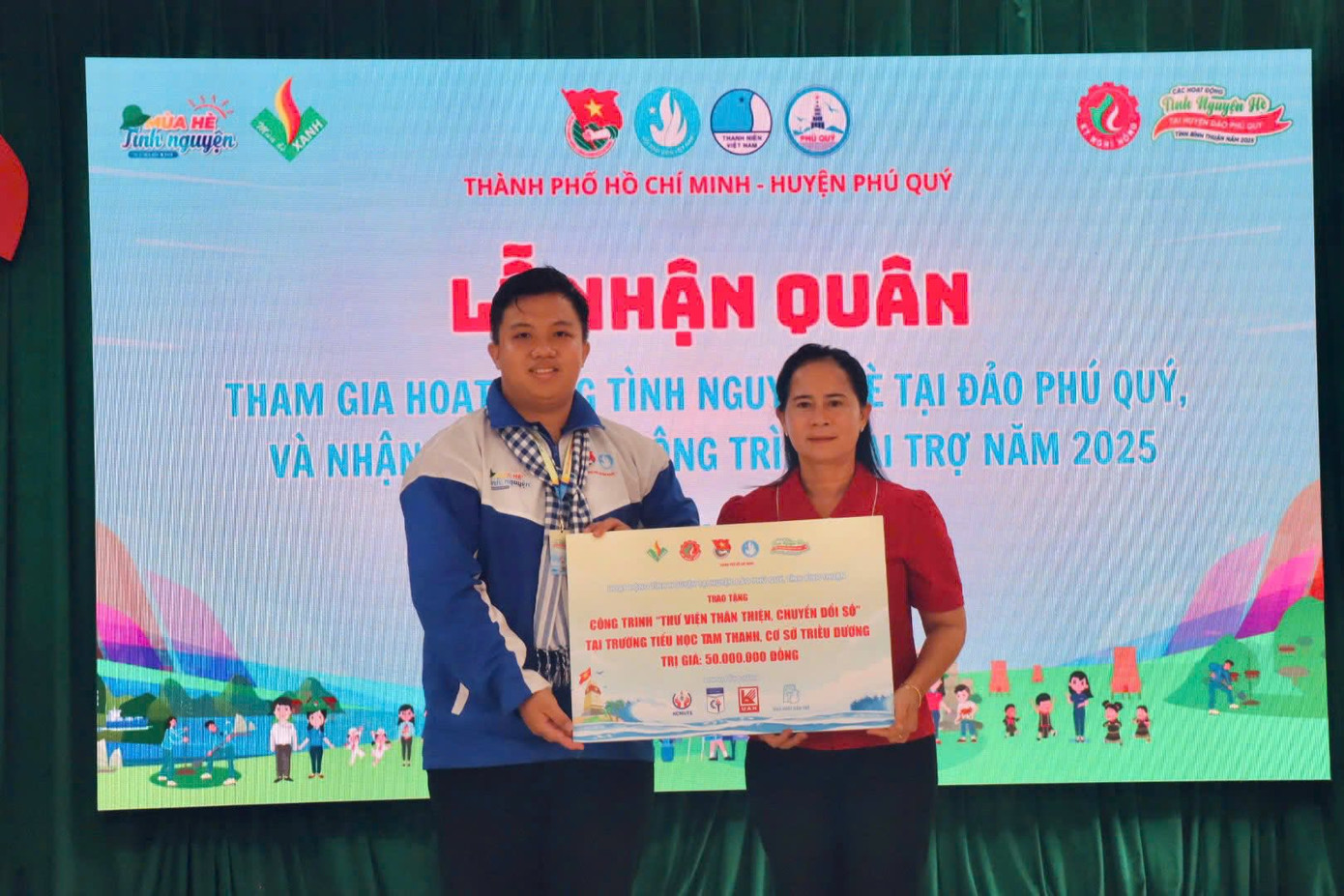 Đoàn trao tặng biểu trưng các nguồn lực, công trình. (Ảnh: TLTĐ) Đoàn trao tặng biểu trưng các nguồn lực, công trình. (Ảnh: TLTĐ)